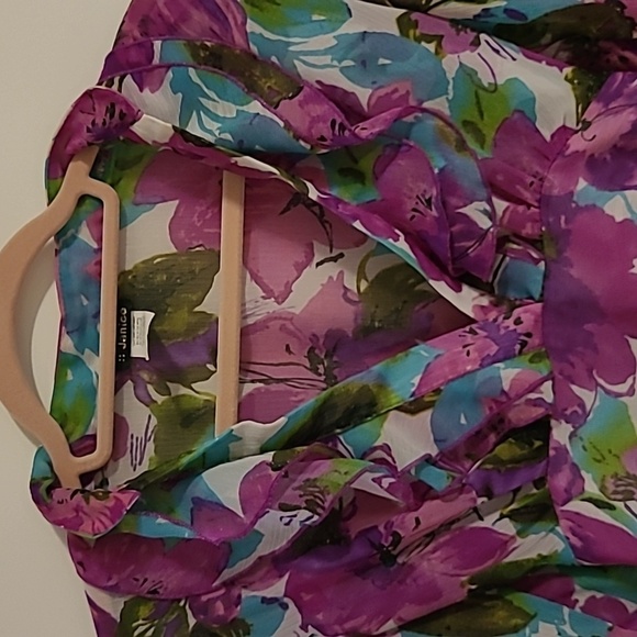 3/$27 Janice floral sheer top - Picture 2 of 8